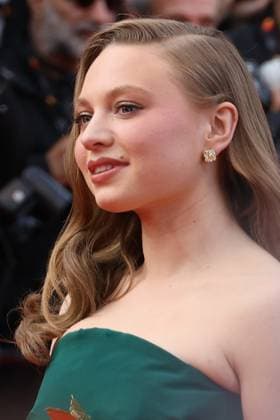 78eme Festival International du Film de Cannes Montée des marches du film The Phoenician Theme 78th Cannes Film Festival Red carpet of the film The phoenician scheme Mia Threapleton 444609 2025 05 18 Cannes France  Copyright: xIsabellexVautierx xStarfacex STAR_444609_021