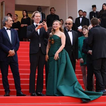 News Bilder des Tages 78eme Festival International du Film de Cannes Montée des marches du film The Phoenician Theme 78th Cannes Film Festival Red carpet of the film The phoenician scheme Alexandre Desplat, Wes Anderson, Mia Threapleton and Jeffrey Wright 444609 2025 05 18 Cannes France  Copyright: xIsabellexVautierx xStarfacex STAR_444609_063