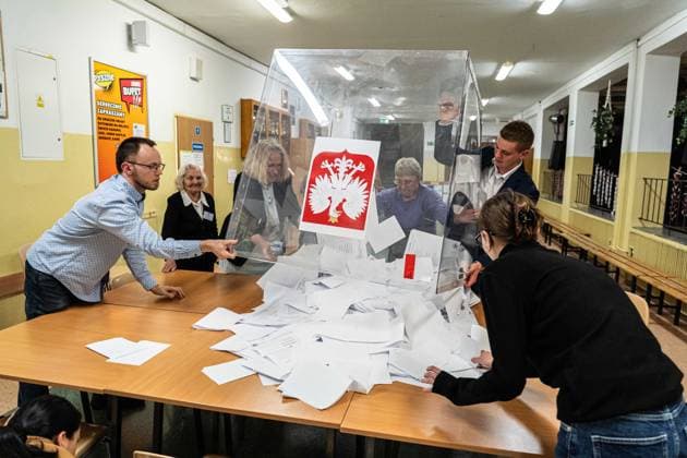 News Themen der Woche KW20 News Bilder des Tages Präsidentschaftswahl in Polen May 18, 2025, Wroclaw, Poland: May 18, 2025 Poland Wroclaw Presidential elections in Poland. Counting votes at the electoral commission in Wroclaw Wroclaw Poland - ZUMAk137 20250518_aap_k137_003 Copyright: xKrzysztofxKaniewskix