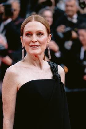 Internationale Filmfestspiele von Cannes, The Phoenician Scheme Premiere 78eme Festival International du Film de Cannes Montée des marches du film The Phoenician Theme 78th International Cannes Film Festival Red carpet for The Phoenician Theme Movie 444610 2025 05 18 Alpes Maritimes Cannes France Moore, Julianne  Copyright: xTerencexBaelenx STAR_444610_120