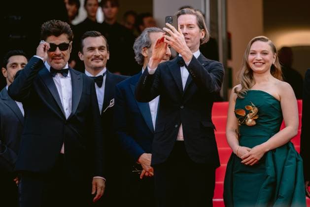 Internationale Filmfestspiele von Cannes, The Phoenician Scheme Premiere 78eme Festival International du Film de Cannes Montée des marches du film The Phoenician Theme 78th International Cannes Film Festival Red carpet for The Phoenician Theme Movie 444610 2025 05 18 Alpes Maritimes Cannes France Winslet Threapleton, Mia Anderson, Wes Del Toro, Benicio  Copyright: xTerencexBaelenx STAR_444610_202