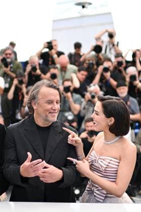 Cannes Nouvelle Vague Photocall AM Richard Linklater and Zoey Deutch attending the Nouvelle Vague (New Wave) Photocall in Cannes, France on May 18, 2025 as part of the 78th Cannes Film Festival. Photo by Aurore Marechal ABACAPRESS.COM Cannes France  Copyright: xMarechalxAurore ABACAx