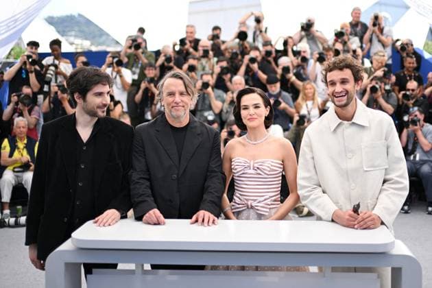 Cannes Nouvelle Vague Photocall AM Aubry Dullin, Richard Linklater, Zoey Deutch and Guillaume Marbeck attending the Nouvelle Vague (New Wave) Photocall in Cannes, France on May 18, 2025 as part of the 78th Cannes Film Festival. Photo by Aurore Marechal ABACAPRESS.COM Cannes France  Copyright: xMarechalxAurore ABACAx