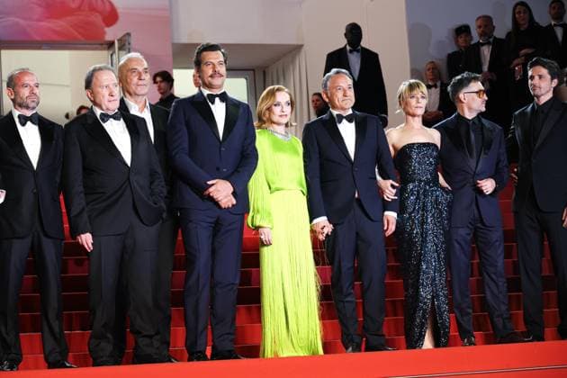 78eme Festival International du Film de Cannes Montée des marches La femme la plus riche du monde 78th International Cannes Film Festival Red carpet for La femme la plus riche du monde movie 444613 2025 05 18 France Huppert, Isabelle Lafitte, Laurent Klifa, Thierry Fois, Marina  Copyright: xIvankaxVoisinx xStarfacex STAR_444613_015