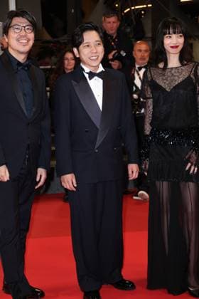Exit 8 Red Carpet at the 78th Annual Cannes Film Festival Genki Kawamura , Kazunari Ninomiya , Nana Komatsu Exit 8 Red Carpet at the 78th Annual Cannes Film Festival in Cannes, France on May 18, 2025.  Copyright: x Chassery+Courdjix