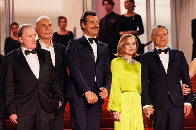 J Montée des marches du film La femme la plus riche du monde lors du 78ème Festival International du Film de Cannes André Marcon, Laurent Lafitte, Isabelle Huppert, Thierry Klifa Montée des marches du film La femme la plus riche du monde lors du 78ème Festival International du Film de Cannes, au Palais des Festivals à Cannes Le 18 mai 2025 Jacovides Moreau Bestimage Red carpet for the movie The richest woman in the world during the 78th Cannes International Film Festival at the Palais des Festivals in Cannes, France On may 18th 2025 Cannes France  Copyright: xJACOVIDES-MOREAUx xBESTIMAGExJACOVIDES-MOREAUx xBESTIMAGEx