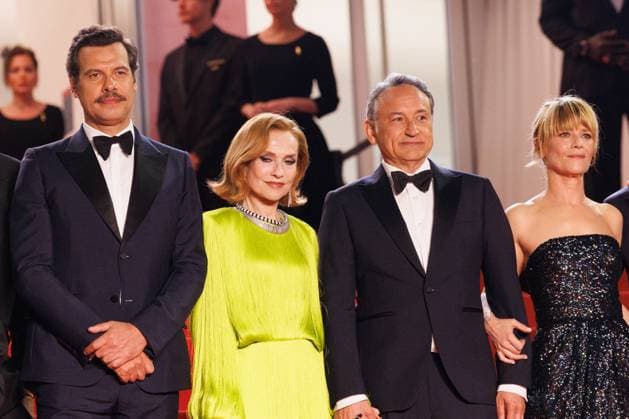 J Montée des marches du film La femme la plus riche du monde lors du 78ème Festival International du Film de Cannes Laurent Lafitte, Isabelle Huppert, Thierry Klifa, Marina Foïs Montée des marches du film La femme la plus riche du monde lors du 78ème Festival International du Film de Cannes, au Palais des Festivals à Cannes Le 18 mai 2025 Jacovides Moreau Bestimage Red carpet for the movie The richest woman in the world during the 78th Cannes International Film Festival at the Palais des Festivals in Cannes, France On may 18th 2025 Cannes France  Copyright: xJACOVIDES-MOREAUx xBESTIMAGExJACOVIDES-MOREAUx xBESTIMAGEx
