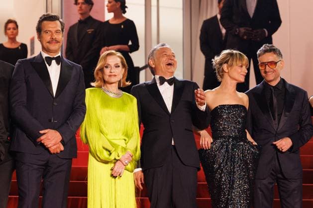 J Montée des marches du film La femme la plus riche du monde lors du 78ème Festival International du Film de Cannes Laurent Lafitte, Isabelle Huppert, Thierry Klifa, Marina Foïs, Mathieu Demy Montée des marches du film La femme la plus riche du monde lors du 78ème Festival International du Film de Cannes, au Palais des Festivals à Cannes Le 18 mai 2025 Jacovides Moreau Bestimage Red carpet for the movie The richest woman in the world during the 78th Cannes International Film Festival at the Palais des Festivals in Cannes, France On may 18th 2025 Cannes France  Copyright: xJACOVIDES-MOREAUx xBESTIMAGExJACOVIDES-MOREAUx xBESTIMAGEx