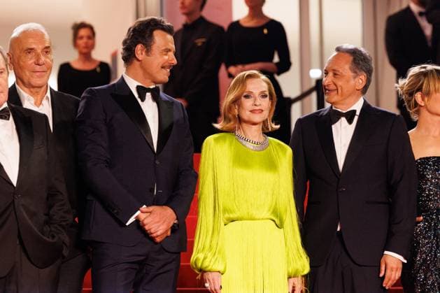 J Montée des marches du film La femme la plus riche du monde lors du 78ème Festival International du Film de Cannes Laurent Lafitte, Isabelle Huppert, Thierry Klifa, Marina Foïs, Mathieu Demy, Raphaël Personnaz, guest Montée des marches du film La femme la plus riche du monde lors du 78ème Festival International du Film de Cannes, au Palais des Festivals à Cannes Le 18 mai 2025 Jacovides Moreau Bestimage Red carpet for the movie The richest woman in the world during the 78th Cannes International Film Festival at the Palais des Festivals in Cannes, France On may 18th 2025 Cannes France  Copyright: xJACOVIDES-MOREAUx xBESTIMAGExJACOVIDES-MOREAUx xBESTIMAGEx