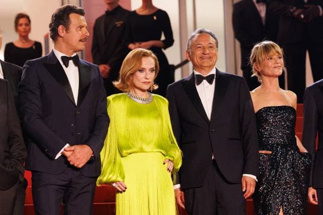 J Montée des marches du film La femme la plus riche du monde lors du 78ème Festival International du Film de Cannes Laurent Lafitte, Isabelle Huppert, Thierry Klifa, Marina Foïs Montée des marches du film La femme la plus riche du monde lors du 78ème Festival International du Film de Cannes, au Palais des Festivals à Cannes Le 18 mai 2025 Jacovides Moreau Bestimage Red carpet for the movie The richest woman in the world during the 78th Cannes International Film Festival at the Palais des Festivals in Cannes, France On may 18th 2025 Cannes France  Copyright: xJACOVIDES-MOREAUx xBESTIMAGExJACOVIDES-MOREAUx xBESTIMAGEx