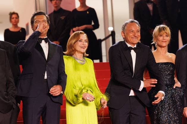 J Montée des marches du film La femme la plus riche du monde lors du 78ème Festival International du Film de Cannes Laurent Lafitte, Isabelle Huppert, Thierry Klifa, Marina Foïs Montée des marches du film La femme la plus riche du monde lors du 78ème Festival International du Film de Cannes, au Palais des Festivals à Cannes Le 18 mai 2025 Jacovides Moreau Bestimage Red carpet for the movie The richest woman in the world during the 78th Cannes International Film Festival at the Palais des Festivals in Cannes, France On may 18th 2025 Cannes France  Copyright: xJACOVIDES-MOREAUx xBESTIMAGExJACOVIDES-MOREAUx xBESTIMAGEx