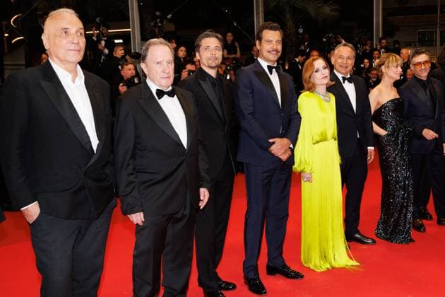 J Montée des marches du film La femme la plus riche du monde lors du 78ème Festival International du Film de Cannes Guest, André Marcon, Raphaël Personnaz, Laurent Lafitte, Isabelle Huppert, Thierry Klifa, Marina Foïs, Mathieu Demy Montée des marches du film La femme la plus riche du monde lors du 78ème Festival International du Film de Cannes, au Palais des Festivals à Cannes Le 18 mai 2025 Jacovides Moreau Bestimage Red carpet for the movie The richest woman in the world during the 78th Cannes International Film Festival at the Palais des Festivals in Cannes, France On may 18th 2025 Cannes France  Copyright: xJACOVIDES-MOREAUx xBESTIMAGExJACOVIDES-MOREAUx xBESTIMAGEx