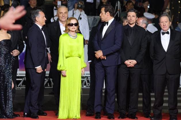 J Montée des marches du film La femme la plus riche du monde lors du 78ème Festival International du Film de Cannes Thierry Klifa, Isabelle Huppert, Laurent Lafitte, Raphaël Personnaz, André Marcon Montée des marches du film La femme la plus riche du monde lors du 78ème Festival International du Film de Cannes, au Palais des Festivals à Cannes Le 18 mai 2025 Jacovides Moreau Bestimage Red carpet for the movie The richest woman in the world during the 78th Cannes International Film Festival at the Palais des Festivals in Cannes, France On may 18th 2025 Cannes France  Copyright: xJACOVIDES-MOREAUx xBESTIMAGExJACOVIDES-MOREAUx xBESTIMAGEx