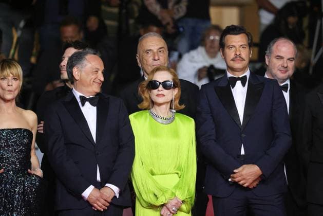 J Montée des marches du film La femme la plus riche du monde lors du 78ème Festival International du Film de Cannes Marina Foïs, Thierry Klifa, Isabelle Huppert, Laurent Lafitte Montée des marches du film La femme la plus riche du monde lors du 78ème Festival International du Film de Cannes, au Palais des Festivals à Cannes Le 18 mai 2025 Jacovides Moreau Bestimage Red carpet for the movie The richest woman in the world during the 78th Cannes International Film Festival at the Palais des Festivals in Cannes, France On may 18th 2025 Cannes France  Copyright: xJACOVIDES-MOREAUx xBESTIMAGExJACOVIDES-MOREAUx xBESTIMAGEx