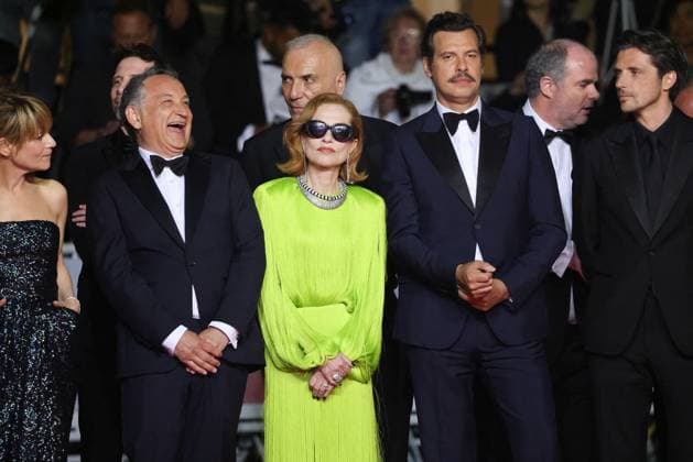 J Montée des marches du film La femme la plus riche du monde lors du 78ème Festival International du Film de Cannes Marina Foïs, Thierry Klifa, Isabelle Huppert, Laurent Lafitte, Raphaël Personnaz Montée des marches du film La femme la plus riche du monde lors du 78ème Festival International du Film de Cannes, au Palais des Festivals à Cannes Le 18 mai 2025 Jacovides Moreau Bestimage Red carpet for the movie The richest woman in the world during the 78th Cannes International Film Festival at the Palais des Festivals in Cannes, France On may 18th 2025 Cannes France  Copyright: xJACOVIDES-MOREAUx xBESTIMAGExJACOVIDES-MOREAUx xBESTIMAGEx