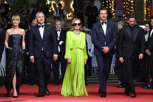 J Montée des marches du film La femme la plus riche du monde lors du 78ème Festival International du Film de Cannes Marina Foïs, Thierry Klifa, Isabelle Huppert, Laurent Lafitte, Raphaël Personnaz Montée des marches du film La femme la plus riche du monde lors du 78ème Festival International du Film de Cannes, au Palais des Festivals à Cannes Le 18 mai 2025 Jacovides Moreau Bestimage Red carpet for the movie The richest woman in the world during the 78th Cannes International Film Festival at the Palais des Festivals in Cannes, France On may 18th 2025 Cannes France  Copyright: xJACOVIDES-MOREAUx xBESTIMAGExJACOVIDES-MOREAUx xBESTIMAGEx