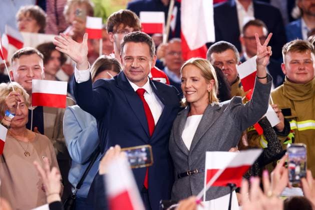 News Themen der Woche KW20 News Bilder des Tages Präsidentschaftswahl in Polen, Rafal Trzaskowski Wahlparty May 18, 2025, Sandomierz, Poland: Rafal Trzaskowski, the mayor of Warsaw and the candidate of the Civic Platform (PO) for the President of Poland, and his wife Malgorzata Trzaskowska are seen during the election night of the first round of the presidential election in Sandomierz, Poland on May 18th, 2025. Sandomierz Poland - ZUMAz156 20250518_zip_z156_006 Copyright: xBeataxZawrzelx