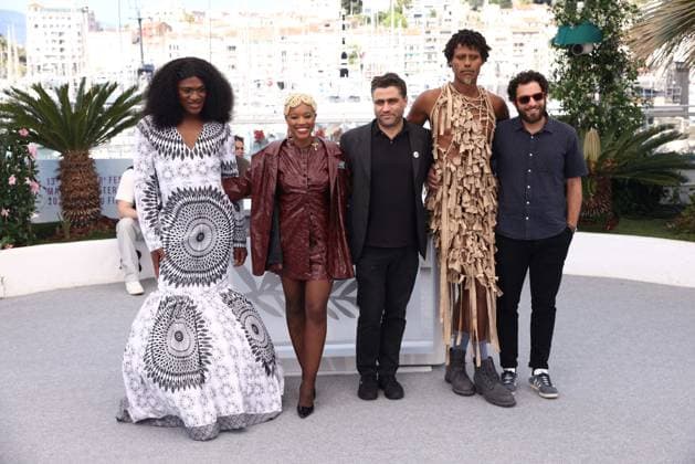 Cannes - O Riso E A Faca Photocall Sergio Coragem, Jonathan Guilherme, Pedro Pinho, Cleo Diára and Marçalina Djibril posing during the O Riso E A Faca Photocall at the 78th annual Cannes Film Festival at Palais des Festivals on May 18, 2025 in Cannes, France. Photo by Jerome Domine ABACAPRESS.COM Cannes France  Copyright: xDominexJerome ABACAx