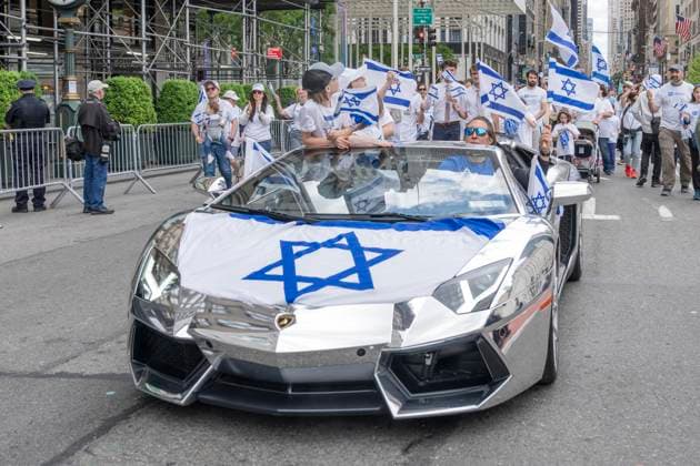 News Themen der Woche KW20 News Bilder des Tages May 18, 2025, New York, New York, USA: Atmosphere during Israeli Day parade on theme Hatikvah The Hope on 5th Avenue in New York on May 18, 2025 New York USA - ZUMAr339 20250518_znp_r339_045 Copyright: xLevxRadinx