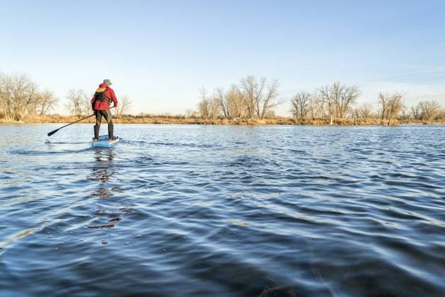 IMAGO Creative, Winter, Winterspaß, Eishockey Stand up Paddling auf einem See in Colorado, Winter oder Vorfrühlingskulisse Stand up paddling on a lake in Colorado, winter or early spring scenery Copyright: imageBROKER MarekxUliasz ibxiqx13536550.jpg ,model released, Symbolfoto ,property released