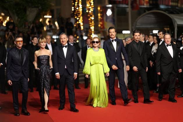 Cannes - La Femme La Plus Riche Du Monde Screening JD Mathieu Demy, Marina Foïs, Thierry Klifa, Isabelle Huppert, Laurent Lafitte and Raphaël Personnaz posing during the La Femme La Plus Riche Du Monde red carpet at the 78th annual Cannes Film Festival at Palais des Festivals on May 18, 2025 in Cannes, France. Photo by Jerome Domine ABACAPRESS.COM Cannes France  Copyright: xDominexJerome ABACAx