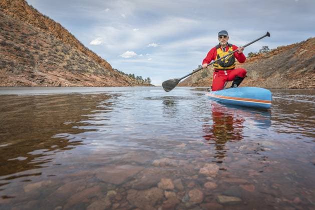 Älterer männlicher Paddler im Trockenanzug genießt das Stand Up Paddling auf einem See in Colorado, Winterlandschaft mit etwas Eis Senior male paddler in drysuit is enjoying stand up paddling on lake in Colorado, winter scenery with some ice Copyright: imageBROKER MarekxUliasz ibxiqx13497077.jpg ,model released, Symbolfoto ,property released