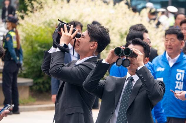 Bilder des Jahres 2025, News 05 Mai News Themen der Woche KW21 News Bilder des Tages Presidential Election Campaign, May 19, 2025 : Policemen keep watch on possible attack at a campaign site of Lee Jae-Myung, the presidential candidate of the liberal Democratic Party, in Seoul, South Korea. Lee is leading opinion polls by wide margins in the presidential race for the June 3 election, which will decide the successor to ex-President Yoon Suk-Yeol, who was ousted over a failed martial law bid.  , aflo_291060217.jpg,