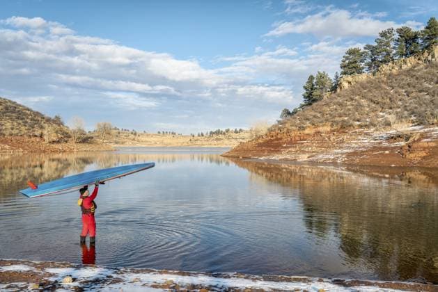 IMAGO Creative, Winter, Winterspaß, Eishockey Männlicher Paddler im Trockenanzug startet sein Stand Up Paddleboard auf einem See in Colorado, Winterlandschaft Male paddler in drysuit is launching stand up paddleboard on a lake in Colorado, winter scenery Copyright: imageBROKER MarekxUliasz ibxiqx13496984.jpg ,model released, Symbolfoto ,property released