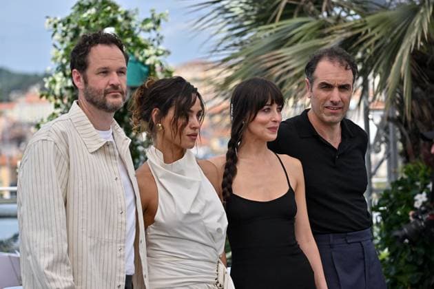 Cannes Photocall Splitsville JR Kyle Marvin, Adria Arjona, Dakota Johnson, Michael Angelo Covino attending the photocall of the movie Splitsville during 78th Cannes Film Festival in Cannes, France on May, 19, 2025. Photo by Julien Reynaud APS-Medias ABACAPRESS.COM Cannes France  Copyright: xReynaudxJulien APS-Medias ABACAx