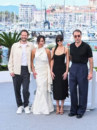 Cannes, 78th Cannes Film Festival 2025 - day 7 - Splitsville film photocall Cannes, 78th Cannes Film Festival 2025 - day 7 - photocall of the film Splitsville - In the picture: Kyle Marvin, Adria Arjona, Dakota Johnson and Michael Angelo Covino Cannes Italy  Copyright: xIPA ABACAx