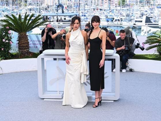 Cannes, Italy: Cannes, 78th Cannes Film Festival 2025 - day 7 - photocall of the film Splitsville - In the photo: Dakota Johnson and Adria Arjona Cannes Italy  - ZUMAp169 20250519_zea_p169_189 Copyright: xAlbertoxTerenghix