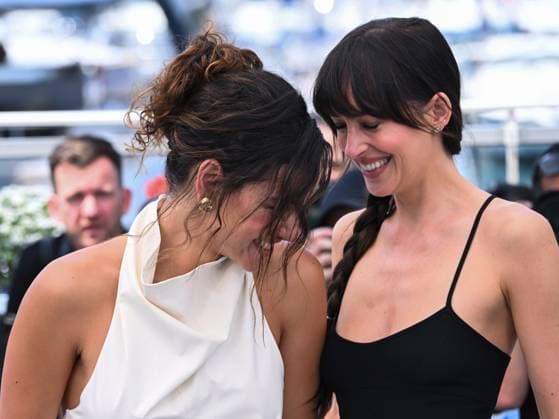 Cannes, Italy: Cannes, 78th Cannes Film Festival 2025 - day 7 - photocall of the film Splitsville - In the photo: Dakota Johnson and Adria Arjona Cannes Italy  - ZUMAp169 20250519_zea_p169_192 Copyright: xAlbertoxTerenghix