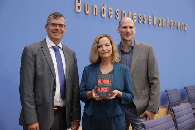 News Themen der Woche KW21 News Bilder des Tages Dr. Franck Düvell, Universität Osnabrück, Prof. Dr. Petra Bendel, Universität Erlangen-Nürnberg, Dr. Benjamin Etzold, Bonn International Centre for Conflict Studies, Deutschland, Berlin, Bundespressekonferenz, Thema: Report Globale Flucht 2025 *** Dr Franck Düvell, University of Osnabrück, Prof Dr Petra Bendel, University of Erlangen Nuremberg, Dr Benjamin Etzold, Bonn International Centre for Conflict Studies, Germany, Berlin, Federal Press Conference, Topic Report Global Flight 2025