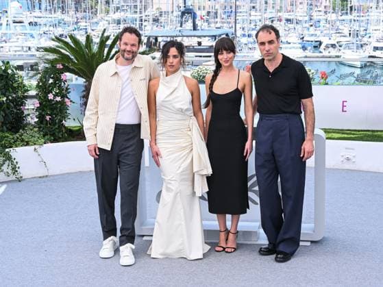 Cannes, Italy: Cannes, 78th Cannes Film Festival 2025 - day 7 - photocall of the film Splitsville - In the picture: Kyle Marvin, Adria Arjona, Dakota Johnson and Michael Angelo Covino Cannes Italy  - ZUMAp169 20250519_zea_p169_375 Copyright: xAlbertoxTerenghix