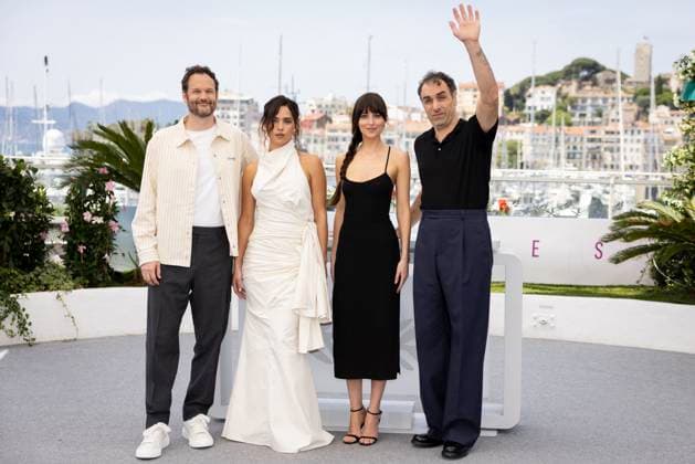 Photocall for Splitsville at the 78th Cannes International Film Festival Actor-producer Kyle Marvin, Adria Arjona, Dakota Johnson and director Michaël Angelo Covino at the photocall for Splitsville at the 78th Cannes International Film Festival, on May 19th, 2025 Moreau Jacovides Bestimage Photocall for Splitsville at the 78th Cannes International Film Festival, on May 19th, 2025 Cannes France  Copyright: xJACOVIDES-MOREAUx xBESTIMAGExJACOVIDES-MOREAUx xBESTIMAGEx