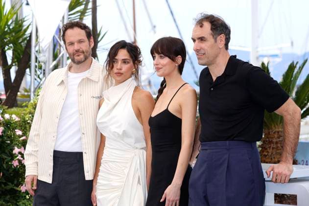 Kyle Marvin, Adria Arjona, Dakota Johnson and Michael Angelo Covino at the photocall for the feature film Splitsville at the Festival de Cannes 2025 78 Cannes International Film Festival at the Palais des Festivals Cannes, 19 05 2025 Foto:xD.xBedrosianx xFuturexImagex splitsville_5503
