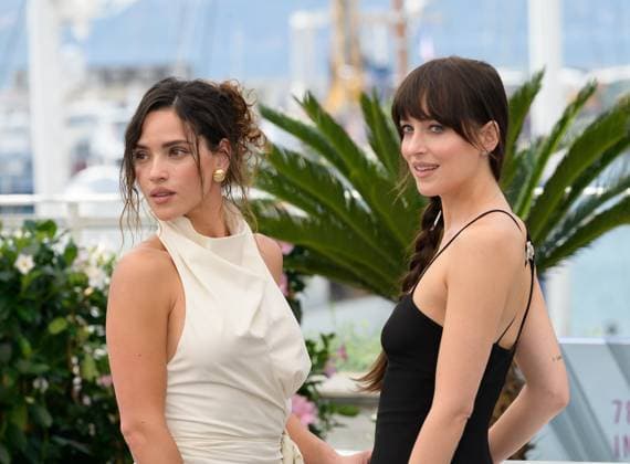Splitsville Photocall at 78th Festival de Cannes - Cannes, France CANNES, FRANCE. May 19, 2025: Dakota Johnson & Adria Arjona at the photocall for Splitsville at the 78th Festival de Cannes. Picture: Paul Smith Featureflash Cannes France  Copyright: xPaulxSmithx xFeatureflashx