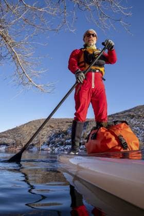 Älterer Paddler paddelt Stand Up Paddleboard auf einem Bergsee in Winterlandschaft Horsetooth Reservoir im Norden Colorados, POV von einer Action Kamera Senior paddler is paddling stand up paddleboard on a mountain lake in winter scenery - Horsetooth Reservoir in northern Colorado, POV from an action camera Copyright: imageBROKER MarekxUliasz ibxiqx13543588.jpg ,model released, Symbolfoto ,property released