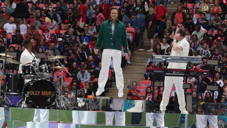 Chelsea v Manchester United - The Adobe Women s FA Cup Final Olly Murs performs before kickoff during the Adobe Women s FA Cup Final match between Chelsea Women and Manchester United Women at Wembley Stadium in London, England, on May 18, 2025. London England United Kingdom  Copyright: xActionxFotoxSportx originalFilename: galvin-chelseaw250518_nps27.jpg