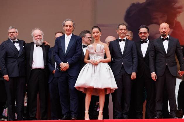 Entertainment Bilder des Tages M Montée des marches du film Eagles of the Republic lors du 78ème Festival International du Film de Cannes Guest, Alexandre Desplat, Lyna Khoudri, Amr Waked, guest, Tarik Saleh Montée des marches du film Eagles of the Republic lors du 78ème Festival International du Film de Cannes, au Palais des Festivals à Cannes Le 19 mai 2025 Jacovides Moreau Bestimage Red carpet for the movie Eagles of the Republic during the 78th Cannes International Film Festival at the Palais des Festivals in Cannes, France On may 19th 2025 Cannes France  Copyright: xJACOVIDES-MOREAUx xBESTIMAGExJACOVIDES-MOREAUx xBESTIMAGEx