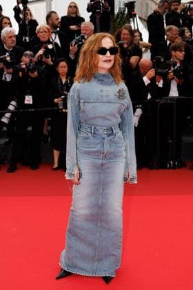 M Montée des marches du film Highest 2 Lowest lors du 78ème Festival International du Film de Cannes Isabelle Huppert Montée des marches du film Highest 2 Lowest lors du 78ème Festival International du Film de Cannes, au Palais des Festivals à Cannes Le 19 mai 2025 Jacovides Moreau Bestimage Red carpet for the movie Highest 2 Lowest during the 78th Cannes International Film Festival at the Palais des Festivals in Cannes, France On may 19th 2025 Cannes France  Copyright: xJACOVIDES-MOREAUx xBESTIMAGExJACOVIDES-MOREAUx xBESTIMAGEx