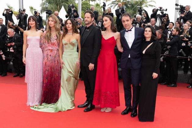 B Montée des marches du film Highest 2 Lowest lors du 78ème Festival International du Film de Cannes Dakota Johnson, Ro Donnelly, Adria Arjona, Kyle Marvin, Emily Korteweg, Michael Angelo Covino, Sam Racanelli Montée des marches du film Highest 2 Lowest lors du 78ème Festival International du Film de Cannes, au Palais des Festivals in Cannes On may 19th 2025 Olivier Borde Bestimage Red carpet for the movie Highest 2 Lowest during the 78th Cannes International Film Festival at the Palais des Festivals in Cannes, France On may 19th 2025 Cannes France  Copyright: xOLIVIERxBORDEx xBESTIMAGExOLIVIERxBORDEx xBESTIMAGEx