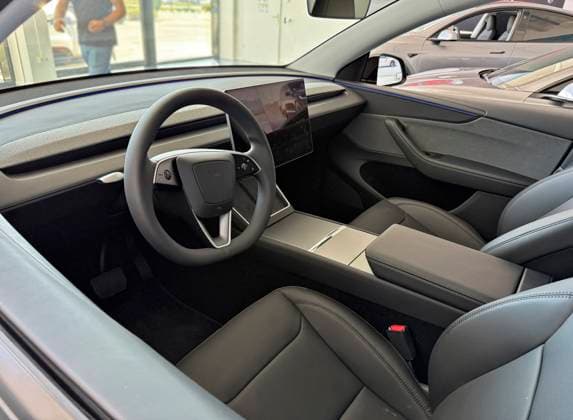 19 05 2025, Memmingen im Allgäu, TESLA, A Tesla Model Y facelift, the steering wheel and a large screen with touchscreen in the middle, a tidy interior 19 05 2025, Tesla 19 05 2025, Tesla