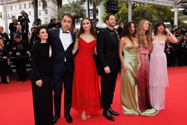 M Montée des marches du film Highest 2 Lowest lors du 78ème Festival International du Film de Cannes Sam Racanelli, Michael Angelo Covino, Emily Korteweg, Kyle Marvin, Adria Arjona, Ro Donnelly, Dakota Johnson Montée des marches du film Highest 2 Lowest lors du 78ème Festival International du Film de Cannes, au Palais des Festivals in Cannes On may 19th 2025 Jacovides Moreau Bestimage Red carpet for the movie Highest 2 Lowest during the 78th Cannes International Film Festival at the Palais des Festivals in Cannes, France On may 19th 2025 Cannes France  Copyright: xJACOVIDES-MOREAUx xBESTIMAGExJACOVIDES-MOREAUx xBESTIMAGEx