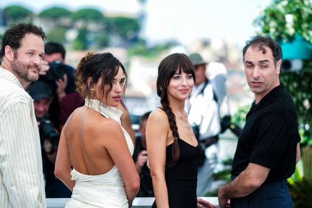 Photocall for Splitsville , Palais des Festivals, Cannes, France Kyle Marvin, Adria Arjona, Dakota Johnson and Michaell Angelo Covino seen at the Photocall for Splitsville during the 78th Festival de Cannes (Cannes International Film Festival) at Palais des Festivals, Cannes, , France on 19 May 2025. Picture, Credit:Julie Edwards Avalon France, French Riviera, Cannes, Palais des Festivals Copyright: xJuliexEdwardsx xAvalonx 1001056993