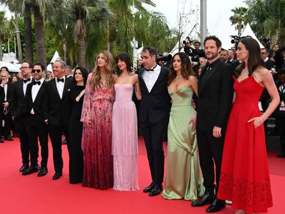 Cannes, France: Cannes, 78th Cannes Film Festival 2025 - evening 7 - Red Carpet of the film Highest 2 Lowest. In the photo Dakota Johnson, Adria Arjona, Julia Osho, Michael Angelo Covino and Emily Korteweg Cannes  - ZUMAp169 20250519_zea_p169_2332 Copyright: xManuelexMangiarottix