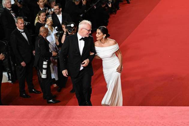 78eme Festival International du Film de Cannes Montée des marches du film Alpha 78th International Cannes Film Festival Red carpet for Alpha movie 444709 2025 05 19 France Bekhti, Leïla Frémaux, Thierry  Copyright: xSergexArnalx xStarfacex STAR_444709_014