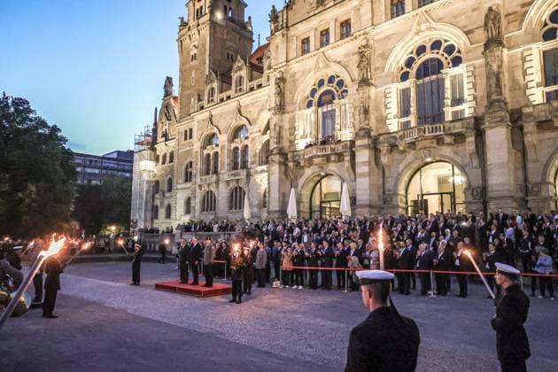 Bilder des Jahres 2025, News 05 Mai News Themen der Woche KW21 News Bilder des Tages Bundeswehr Serenade zu Ehren von Ministerpräsident Stephan Weil Rathaus Südseite, Maschpark, Fackelträger umrahmen die Protagonisten auf dem Podest und das Heresmusikkorps Hannover Hannover Bristolweg, Rathaus Niedersachsen, Region Hannover Germany *** Bundeswehr Serenade in honor of Prime Minister Stephan Weil Town Hall South Side, Maschpark, torch bearers frame the protagonists on the podium and the Heresmusikkorps Hannover Hannover Bristolweg, Town Hall Lower Saxony, Region Hannover Germany
