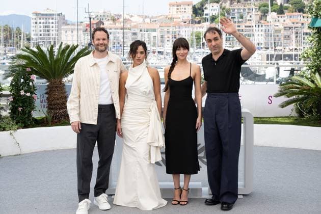 Cannes - Splitsville Photocall DN Kyle Marvin, Adria Arjona, Dakota Johnson and Michael Angelo Covino pose during the Splitsville photocall at the 78th annual Cannes Film Festival at Palais des Festivals on May 19, 2025 in Cannes, France. Photo by David NIVIERE ABACAPRESS.COM CANNES France  Copyright: xNivierexDavid ABACAPRESS.COMx