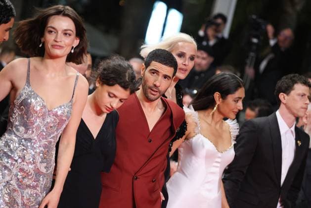 J Montée des marches du film Alpha lors du 78ème Festival International du Film de Cannes Emma Mackey, Mélissa Boros, Julia Ducournau, Tahar Rahim, Golshifteh Farahani, Finnegan Oldfield Montée des marches du film Alpha lors du 78ème Festival International du Film de Cannes, au Palais des Festivals à Cannes Le 19 mai 2025 Jacovides Moreau Bestimage Red carpet for the movie Alpha during the 78th Cannes International Film Festival at the Palais des Festivals in Cannes, France On may 19th 2025 Cannes France  Copyright: xJACOVIDES-MOREAUx xBESTIMAGExJACOVIDES-MOREAUx xBESTIMAGEx
